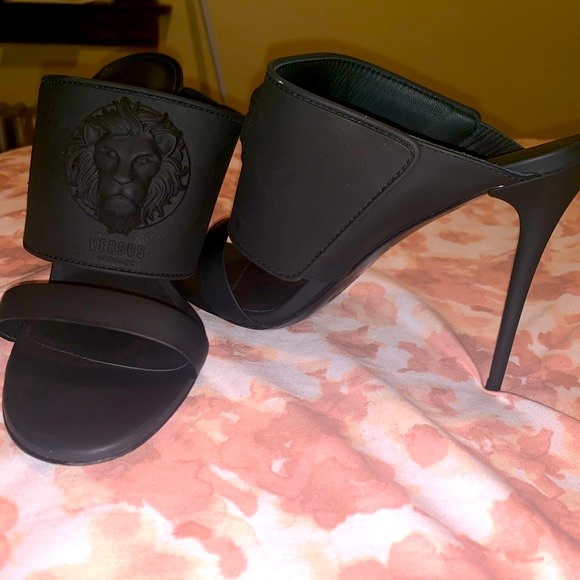 versace shoes lion head